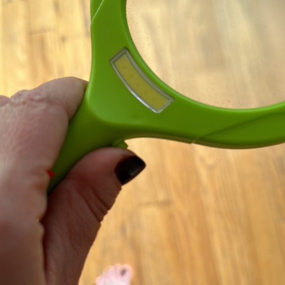 LED POWERED MAGNIFYING GLASS. WORKS WITH TWO AA BATTERIES - Picture 4 of 4